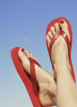Lees meer over het artikel Het is zomer en overal lees je het: <br />slippers zijn slecht voor je voeten.<br /> Maar is dat wel zo?